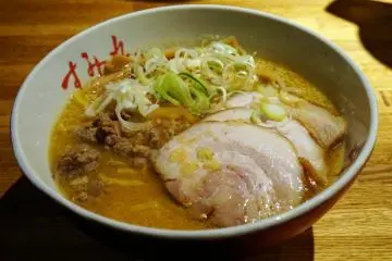 Sapporo ramen, Hokkaido (Photo: <a href="https://commons.wikimedia.org/wiki/File:151010_Sapporo_ramen_at_Susukino_Sapporo_Hokkaido_Japan01s.jpg" target="_blank" rel="noreferrer noopener nofollow">663highland </a> / <a href="https://creativecommons.org/licenses/by-sa/3.0/deed.en" target="_blank" rel="noreferrer noopener nofollow">CC BY-SA 3.0</a>)