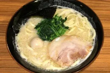 Ie-kei ramen, Kanto (Photo: <a href="https://commons.wikimedia.org/wiki/File:Ikkakuya_Iekei-ramen_(shio).jpg" target="_blank" rel="noreferrer noopener nofollow">毒島みるく</a> / <a href="https://creativecommons.org/publicdomain/zero/1.0/" target="_blank" rel="noreferrer noopener nofollow">CC0 1.0</a>)
