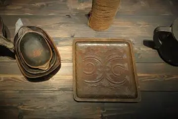 Nibutani tray (cropped image) (Photo: <a href="https://commons.wikimedia.org/wiki/File:Bowls_and_tray,_Ainu_people,_Japan_-_Etnografiska_museet_-_Stockholm,_Sweden_-_DSC01180.JPG" target="_blank" rel="noreferrer noopener nofollow">Daderot / CC0 1.0</a>)