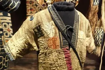 Attush bark clothing, Hokkaido (Photo: <a href="https://commons.wikimedia.org/wiki/File:Coat_for_small_child,_Ainu_people,_Japan,_woven_from_inner_bark_of_elm_tree,_repaired_with_cotton_-_Etnografiska_museet_-_Stockholm,_Sweden_-_DSC01166.JPG" target="_blank" rel="noreferrer noopener nofollow">Daderot / CC0 1.0</a>)