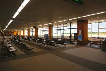 Waiting area by the boarding gate (Photo: <a href="https://commons.wikimedia.org/wiki/File:131012_Obihiro_Airport_Hokkaido_Japan12s.jpg" target="_blank" rel="noreferrer noopener nofollow">663 highland / CC By SA 3.0</a>)