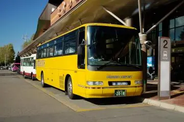 Bus services are available at the front of the terminal (Photo: <a href="https://commons.wikimedia.org/wiki/File:131012_Obihiro_Airport_Hokkaido_Japan15s3.jpg" target="_blank" rel="noreferrer noopener nofollow">663 highland / CC By SA 3.0</a>)