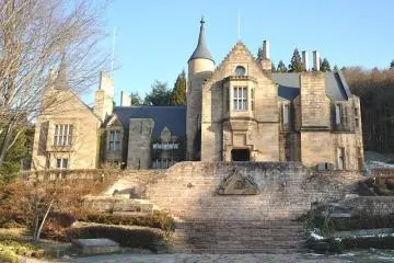 Photo: <a href="https://commons.wikimedia.org/wiki/File:Marble_Village_Lockheart_Castle,_Lockheart_Castle_exterior_and_steps,_in_2009-12-26.jpg" target="_blank" rel="noreferrer noopener nofollow">Mukasora </a> / <a href="https://creativecommons.org/licenses/by-sa/3.0/deed.en" target="_blank" rel="noreferrer noopener nofollow">CC BY-SA 3.0</a>