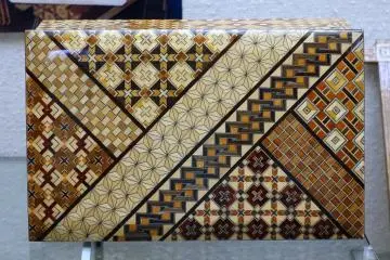 Hakone yosegi mosaics, Kanagawa (Photo: <a href="https://commons.wikimedia.org/wiki/File:Hakone_Yosegi_Zaiku_box_-_Hakone_Checkpoint_Exhibition_Hall_-_Hakone_no_Seki_(barrier_station)_-_Hakone,_Japan_-_DSC06052.jpg" target="_blank" rel="noreferrer noopener nofollow">Daderot</a> / <a href="https://creativecommons.org/publicdomain/zero/1.0/" target="_blank" rel="noreferrer noopener nofollow">CC0 1.0</a>)