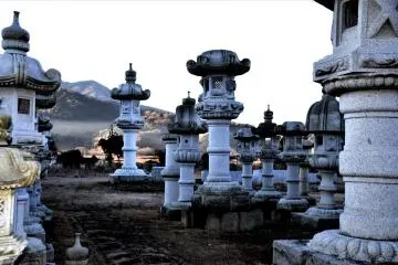 Makabe stone lanterns, Ibaraki (colour filtered) (Photo: <a href="https://commons.wikimedia.org/wiki/File:Makabe_stone_lantern,_Sakuragawa,_Ibaraki,_Japan_(1).JPG" target="_blank" rel="noreferrer noopener nofollow">Jennie Kondo</a> / <a href="https://creativecommons.org/licenses/by-sa/4.0/deed.en" target="_blank" rel="noreferrer noopener nofollow">CC BY-SA 4.0</a>)