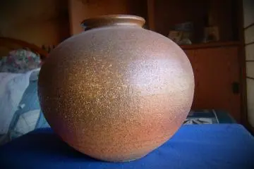 Shigaraki-yaki pottery, Shiga (vignette applied) (Photo: <a href="https://commons.wikimedia.org/wiki/File:%E4%BF%A1%E6%A5%BD%E7%84%BC%E3%81%8D%E5%A3%BA.jpg" target="_blank" rel="noreferrer noopener nofollow">Katumi kubota</a> / <a href="https://creativecommons.org/licenses/by-sa/4.0/deed.en" target="_blank" rel="noreferrer noopener nofollow">CC BY-SA 4.0</a>)