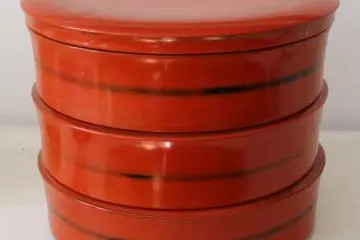 Kishu-shikki lacquerware, Wakayama (Photo: <a href="https://commons.wikimedia.org/wiki/File:Negoro_Lackware.jpg" target="_blank" rel="noreferrer noopener nofollow">Fraxinus2 </a> / <a href="https://creativecommons.org/licenses/by-sa/3.0/deed.en" target="_blank" rel="noreferrer noopener nofollow">CC BY-SA 3.0</a>)
