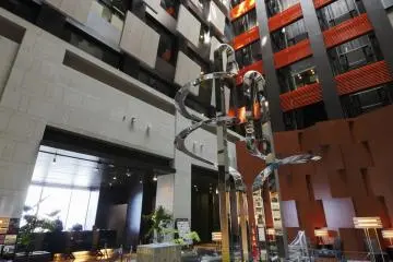 The ceiling in the hotel's spacious lobby reaches 7 storeys high. (Photo: Hotel Metropolitan Marunouchi)