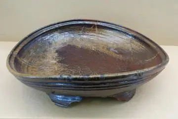 Bizen ware, Okayama (Photo: <a href="https://commons.wikimedia.org/wiki/File:Dish,_Bizen_ware,_Momoyama_period,_1500s_AD,_ceramic_-_Hakone_Museum_of_Art_-_Hakone,_Kanagawa,_Japan_-_DSC08263.jpg" target="_blank" rel="noreferrer noopener nofollow">Daderot / CC0 1.0</a>)