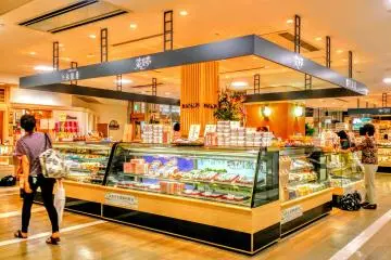The station has various retail stores and eateries to choose from (Photo: <a href="https://en.wikipedia.org/wiki/Nagaoka_Station#/media/File:Nagaoka_CoCoLo_Echigo_Noren_Town2.jpg" target="_blank" rel="noreferrer noopener nofollow">Rebirth10 / CC By SA 4.0</a>)