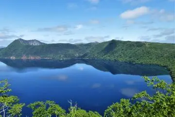 Lake Mashu (Photo:  jp17-2 mashu-lac (15) – <a href="https://www.flickr.com/photos/41782752@N00/43211342115/in/photolist-28QrqxV-28QrqX2-7fkHMC-7fgNDH-5uLNfp-2adA5uX-2adA5dK-27Gtxho-NjRvW7-2adA5nT-pGWQX3-2aquTGc-293ujrD-2adA5xc-LEHgLz-27EP9XL-29843To-2aquPfM-a9DmSS-27EPigj-2aquP3n-27EPiBj-2aquPDT-293ucct-5oFaj9-ihQcm3-Hbiybr-5oATea-rL8rPq-r9udcx-5oFaqG-5oFaDy-phsjvE-fEQS5C-fEyi8c-fEQR2j-fEyhDn-s3HrcM-5AwBh3-qS49mw-26fhsH-s3DGqM-s3zqD5-qT7BZf-r6GZUw-6Uj386-rL8UBA-r6H1iC-s3zqKC-fEQRvU" target="_blank" rel="noreferrer noopener nofollow">Jacques Beaulieu</a> / <a href="https://creativecommons.org/licenses/by-nc/2.0/" target="_blank" rel="noreferrer noopener nofollow">CC BY-NC 2.0</a>)