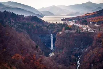 Photo:  Kegon Falls – <a href="https://www.flickr.com/photos/reggiepen/22664922062/in/photolist-AwPDGj-AGK2a3-AS2spA-aepgZJ-zpB11J-9SzaCw-56WW33-27XKvhe-28fjXYs-9Ee8nM-UMTr71-CxRkrB-3XxnCA-3Xt5Q4-34uALq-ALCyjY-9SzaVA-56SLfF-57Ex7M-soJBV-9SzaG1-7WaTfw-3XxmZJ-9SybCG-9SwHgk-9SybyG-ayTQMw-9SybFY-9SybQs-9SyMVQ-9SyMXE-N19Vuy-9SzAU1-9SvU9R-9SzaL9-7Xge97-pU2YeA-9Szq83-N19V3m-cCucah-9R5t9V-pU9GLX-9SwHv4-9SwHjv-cB3yxy-cEE71G-9SyMTU-cCnjL9-cCnzRL-cF8MnL" target="_blank" rel="noreferrer noopener nofollow">Reginald Pentinio </a> / <a href="https://creativecommons.org/licenses/by/2.0/" target="_blank" rel="noreferrer noopener nofollow">CC BY 2.0</a>