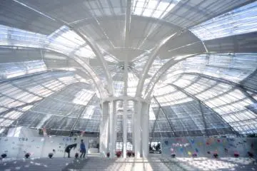 A unique, greenhouse-like structure (Photo: <a href="https://commons.wikimedia.org/wiki/File:Within_the_dome_structure,_Yamanashi_Fruit_Museum_and_Garden,_Japan.jpg" target="_blank" rel="noreferrer noopener nofollow">scarletgreen </a> / <a href="https://creativecommons.org/licenses/by-sa/2.0/" target="_blank" rel="noreferrer noopener nofollow">CC BY-SA 2.0</a>)