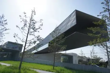 Defying gravity! (Photo: <a href="https://commons.wikimedia.org/wiki/File:Hoki_Museum,_Chiba.jpg" target="_blank" rel="noreferrer noopener nofollow">yisris </a> / <a href="https://creativecommons.org/licenses/by-sa/2.0/" target="_blank" rel="noreferrer noopener nofollow">CC BY-SA 2.0</a>)