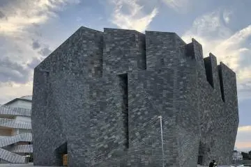 A monolith of a museum! (Photo: <a href="https://commons.wikimedia.org/wiki/File:Kadokawa_Culture_Museum-2020-07-09.jpg" target="_blank" rel="noreferrer noopener nofollow">Kaijooo </a> / <a href="https://creativecommons.org/licenses/by-sa/4.0/deed.en" target="_blank" rel="noreferrer noopener nofollow">CC BY-SA 4.0</a>)
