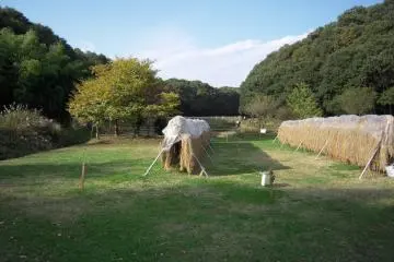 Noyamakita-Rokudohyama Park (Photo: <a href="https://commons.wikimedia.org/wiki/File:Satoyamaminkah.JPG" target="_blank" rel="noreferrer noopener nofollow">four horsemen</a> / <a href="https://creativecommons.org/licenses/by-sa/3.0/deed.en" target="_blank" rel="noreferrer noopener nofollow">CC BY-SA 3.0</a>)