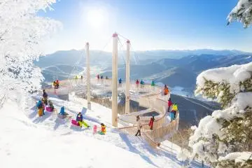 Chasing the Unkai above Tomamu Resort (Photo: Hoshino Resort / JT)