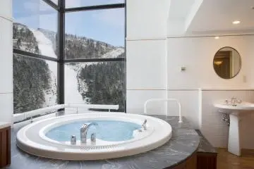 Three meter high windows in the bathroom (Photo: Hoshino Resort / JT)