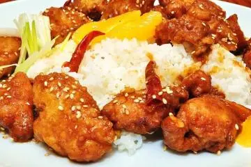 Photo: <a href="https://commons.wikimedia.org/wiki/File:Orange_chicken_(4363046795).jpg" target="_blank" rel="noreferrer noopener nofollow">jeffreyw / CC BY 2.0</a>