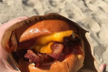 Photo: <a href="https://commons.wikimedia.org/wiki/File:Eggslut_breakfast_sandwich.jpg" target="_blank" rel="noreferrer noopener nofollow">Mukilteoedits / CC BY-SA 4.0</a>