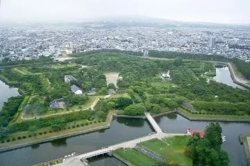 Goryokaku Fort (Photo: <a href="https://commons.wikimedia.org/wiki/File:Goryokaku_fort_retouched_20060814-001.jpg" target="_blank" rel="noreferrer noopener nofollow">J o</a> / <a href="https://creativecommons.org/licenses/by-sa/3.0/deed.en" target="_blank" rel="noreferrer noopener nofollow">CC BY-SA 3.0</a>)