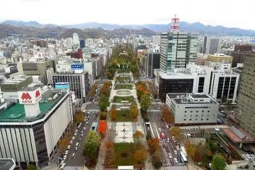 Odori Park (Photo: <a href="https://commons.wikimedia.org/wiki/File:Odori_Park_(15982613668).jpg" target="_blank" rel="noreferrer noopener nofollow">redlegsfan21</a> / <a href="https://creativecommons.org/licenses/by-sa/2.0/" target="_blank" rel="noreferrer noopener nofollow">CC BY-SA 2.0</a>)