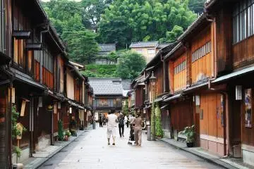 Charming Higashi Chaya (Photo:  Higashi Chaya district, Kanazawa (3810720612) – <a href="https://commons.wikimedia.org/wiki/File:Higashi_Chaya_district,_Kanazawa_(3810720612).jpg" target="_blank" rel="noreferrer noopener nofollow">Andrea Schaffer</a> / <a href="https://creativecommons.org/licenses/by-sa/2.0/" target="_blank" rel="noreferrer noopener nofollow">CC BY-SA 2.0</a>)
