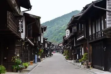 The ultra picturesque Narai-juku (Photo:  Narai-juku 6-Jun-2020 – <a href="https://commons.wikimedia.org/wiki/File:Narai-juku_6-Jun-2020.jpg" target="_blank" rel="noreferrer noopener nofollow">皓月旗</a> / <a href="https://creativecommons.org/licenses/by-sa/4.0/deed.en" target="_blank" rel="noreferrer noopener nofollow">CC BY-SA 4.0</a>)