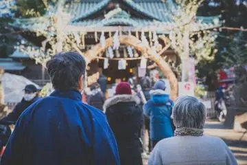 Hatsumode shrine visit (Photo: ELUTAS / Shutterstock.com)