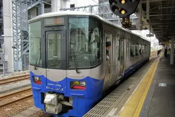 An Echigo Tokimeki Railway train at Itoigawa Station (Photo: <a href="https://commons.m.wikimedia.org/wiki/File:Echigo_Tokimeki_Railway_ET122-6_at_Itoigawa_Station.jpg" target="_blank" rel="noreferrer noopener nofollow">Suikotei/CC By SA 4.0</a>)