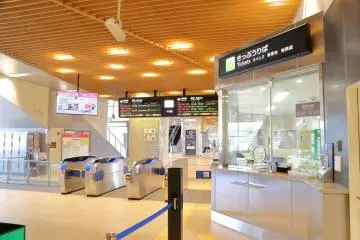 Ticket gate at Itoigawa Station (Photo: <a href="https://commons.wikimedia.org/wiki/File:Itoigawa_station-JRW_Gate-20180715(3).jpg" target="_blank" rel="noreferrer noopener nofollow">Araisyohei/CC By SA 4.0</a>)