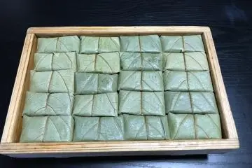 Making Kakinoha-zushi at Kuwaraku