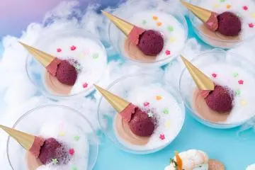 Uniquely presented chocolate mousse and cassis cake (Photo: <a href="https://prtimes.jp/main/html/rd/p/000000040.000026250.html" target="_blank" rel="noreferrer noopener nofollow">PR Times</a>)