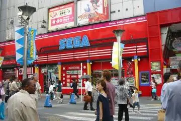 Sega Gigo is a huge game center where you'll spend a lot of time! (Photo:  Sega Gigo – <a href="https://www.flickr.com/photos/st3f4n/130342397" target="_blank" rel="noreferrer noopener nofollow">DocChewbacca</a> / <a href="https://creativecommons.org/licenses/by-sa/2.0/" target="_blank" rel="noreferrer noopener nofollow">CC BY-SA 2.0</a>)