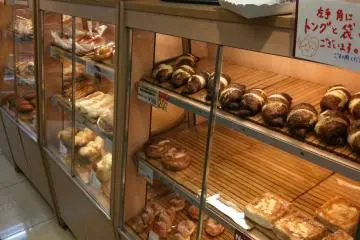 Fresh bread at a Natural Lawson in Ebisu, Tokyo (Photo: <a href="https://www.flickr.com/photos/yto/4016253901/" target="_blank" rel="noreferrer noopener nofollow">Tatsuo Yamashita</a> / <a href="https://creativecommons.org/licenses/by/2.0/" target="_blank" rel="noreferrer noopener nofollow">CC BY 2.0</a>)