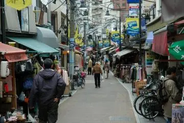 A different side of Tokyo that's good for the soul (Photo: <a href="https://commons.wikimedia.org/wiki/File:Yanaka_Ginza.JPG" target="_blank" rel="noreferrer noopener nofollow"> (WT-en) Jpatokal at English Wikivoyage</a> / <a href="https://creativecommons.org/licenses/by-sa/3.0/deed.en" target="_blank" rel="noreferrer noopener nofollow">CC BY-SA 3.0</a>)
