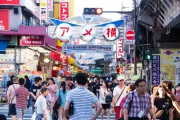 Ameya Yokocho is a shopper's paradise (Photo: <a href="https://www.flickr.com/photos/31029865@N06/32156165323" target="_blank" rel="noreferrer noopener nofollow">Dick Thomas Johnson</a> / <a href="https://creativecommons.org/licenses/by/2.0/" target="_blank" rel="noreferrer noopener nofollow">CC BY 2.0</a>)
