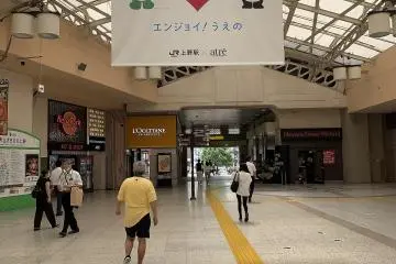 L'Occitane and the Hard Rock Cafe are just a couple of the stores at the complex (Photo: <a href="https://commons.wikimedia.org/wiki/File:Social_distancing_sign_at_Ueno_Station_2020-08-31.jpg" target="_blank" rel="noreferrer noopener nofollow">Nakashi</a> / <a href="https://creativecommons.org/licenses/by-nc-sa/2.0/" target="_blank" rel="noreferrer noopener nofollow">CC BY-NC-SA 2.0</a>)