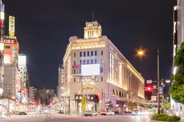 Asakusa Ekimise is directly connected to the station (Photo: <a href="https://commons.wikimedia.org/wiki/File:Matsuya_asakusa_(Asakusa_Station)_at_night_2.jpg" target="_blank" rel="noreferrer noopener nofollow">Kakidai</a> / <a href="https://creativecommons.org/licenses/by-sa/4.0/deed.en" target="_blank" rel="noreferrer noopener nofollow">CC BY-SA 4.0</a>)