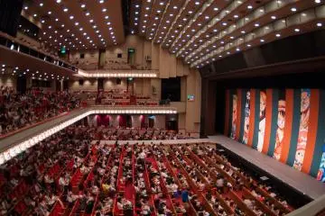Inside the theater during the One Piece super kabuki performance (Photo: <a href="https://www.flickr.com/photos/29769039@N02/22334451775" target="_blank" rel="noreferrer noopener nofollow">tenugui</a> / <a href="https://creativecommons.org/licenses/by-nc-sa/2.0/" target="_blank" rel="noreferrer noopener nofollow">CC BY-NC-SA 2.0</a>)