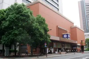 From the outside (Photo: <a href="https://commons.wikimedia.org/wiki/File:Shinbashi_Enbujo_Theatre_2010_05a.JPG" target="_blank" rel="noreferrer noopener nofollow">Tak1701d</a> / Public Domain)