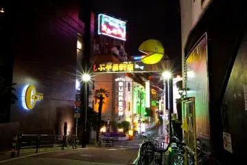 Welcome to Love Hotel Hill (Photo: <a href="https://www.flickr.com/photos/tensafefrogs/3575091031/" target="_blank" rel="noreferrer noopener nofollow">Geoff Stearns</a> / <a href="https://creativecommons.org/licenses/by/2.0/" target="_blank" rel="noreferrer noopener nofollow">CC BY 2.0</a>)
