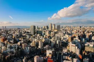 Views over Osaka from the Tsutenkaku Tower (Photo: <a href="https://www.flickr.com/photos/flrent/31474627916/in/faves-kaizhiwei/" target="_blank" rel="noreferrer noopener nofollow">Florent Lamoureux</a> / <a href="https://creativecommons.org/licenses/by-nc-nd/2.0/" target="_blank" rel="noreferrer noopener nofollow">CC BY-NC-ND 2.0</a>)