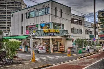 National Azabu is located in the expat stronghold of Hiroo in Tokyo (Photo: <a href="https://flickr.com/photos/47741487@N06/44053066642/in/photolist-7a1ftG-aBcUXV-5oA3ty-aBcJBv-aBfsG3-aBfwUm-5rUDPc-2a7PtVL-dhc1zz-27rk9PU-3TNdBj-N4DMKW-588aVX-6hRpS-LrbQ5H-duNR2e" target="_blank" rel="noreferrer noopener nofollow">jun560</a> / <a href="https://creativecommons.org/licenses/by-nc-nd/2.0/" target="_blank" rel="noreferrer noopener nofollow">CC BY-NC-ND 2.0</a>)