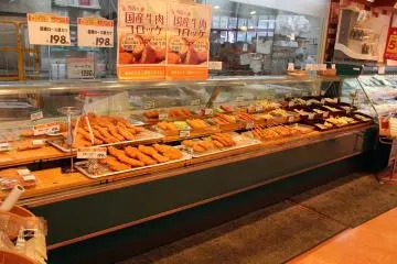Freshly cooked fried items at a Japanese supermarket (Photo: <a href="https://commons.wikimedia.org/wiki/File:Interior_of_Supermarket_in_Japan_05.jpg" target="_blank" rel="noreferrer noopener nofollow">Corpse Reviver</a> / <a href="https://creativecommons.org/licenses/by-sa/3.0/deed.en" target="_blank" rel="noreferrer noopener nofollow">CC BY-SA 3.0</a>)