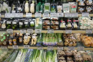 Each supermarket is different, but many have a significant amount of produce wrapped in plastic (Photo: <a href="https://commons.wikimedia.org/wiki/File:Food_shops_in_Japan_-_DSC05043.JPG" target="_blank" rel="noreferrer noopener nofollow">Daderot</a> / <a href="https://creativecommons.org/publicdomain/zero/1.0/" target="_blank" rel="noreferrer noopener nofollow">CC0 1.0</a>)
