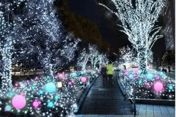 The lighting takes on a blue and pink Kiki and Lala theme (Photo: <a href="https://prtimes.jp/main/html/rd/p/000000343.000037629.html" target="_blank" rel="noreferrer noopener nofollow">Sanrio Co., Ltd</a>)