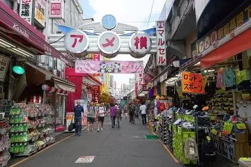 Ameyoko (Photo:  アメ横 2017-09 – <a href="https://commons.wikimedia.org/wiki/File:%E3%82%A2%E3%83%A1%E6%A8%AA_2017-09_(37258649626).jpg" target="_blank" rel="noreferrer noopener nofollow">Keyaki</a> / <a href="https://creativecommons.org/licenses/by-sa/2.0/" target="_blank" rel="noreferrer noopener nofollow">CC BY-SA 2.0</a>)