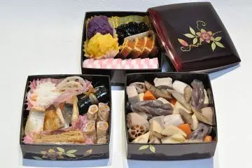 Traditional homemade o-sechi is a treat. (Photo: <a href="https://commons.wikimedia.org/wiki/File:Osechi_001.jpg" target="_blank" rel="noreferrer noopener nofollow">Ocdp</a> / <a href="https://creativecommons.org/publicdomain/zero/1.0/" target="_blank" rel="noreferrer noopener nofollow">CC0 1.0</a>)