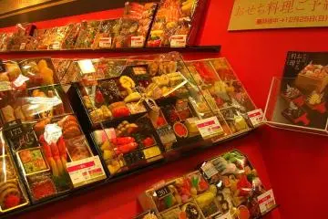 Order yours early if you want to enjoy some o-sechi. (Photo: <a href="https://commons.wikimedia.org/wiki/File:Osechi_yoyaku.jpg" target="_blank" rel="noreferrer noopener nofollow">7'o'7</a> / <a href="https://creativecommons.org/licenses/by-sa/3.0/deed.en" target="_blank" rel="noreferrer noopener nofollow">CC BY-SA 3.0</a>)